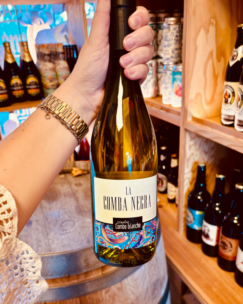 Un vin blanc bio, rond et généreux, porté par un élevage subtil… mais qui surprend par sa fraîcheur et son élégance. Issu d’un beau terroir du Minervois, La Comba Negra est une cuvée qui intrigue dès les premiers arômes… et séduit dès la première gorgée…