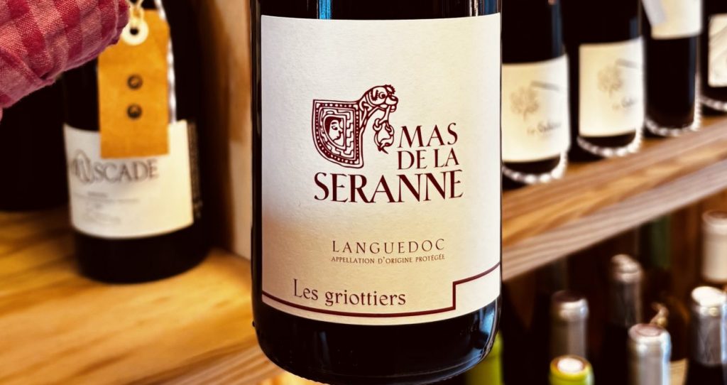 Un rouge généreux et fruité du Mas de la Séranne, aux arômes de cerise et de mûre, idéal pour partager un moment convivial.